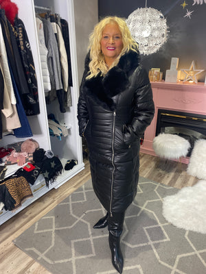 AH25,319oct Manteau long 3/4 noir soufflé en cuir synthetique cintré à la taille et capuchon