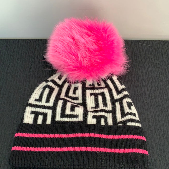 MMC21 tuque noire et blanche avec monogramme et pompom en fourrure de Mitchie's HTIM90
