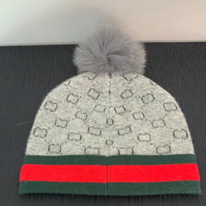 MMC22 tuque grise avec abeille brodée et pompom en fourrure de Mitchie's HTIM60