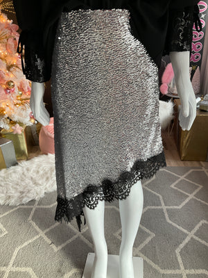 Ah25,118nov Jupe à paillettes argent et en dentelles noir au bas en angle