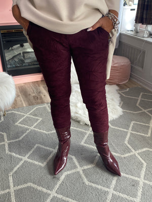 AH25,113oct Pantalon en suédine bordeau