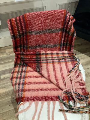 Ah25,429 Foulard avec franches teinte de rose et rouge