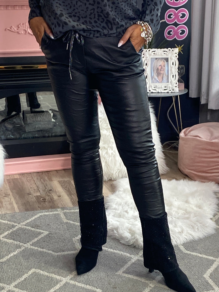 AH25,116oct Pantalon noir en cuir synthetique