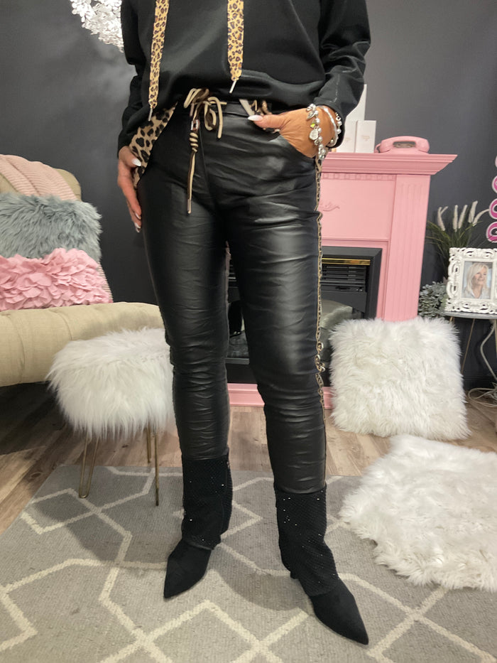 Ah25,112oct Pantalon noir avec bande sur les côtés en cuir synthétique