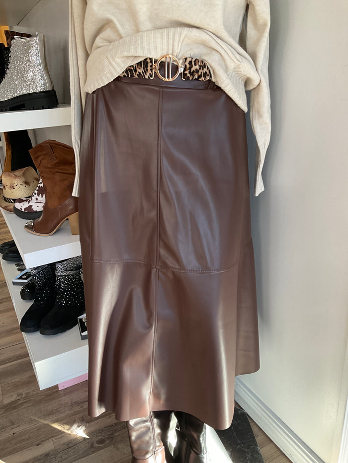AH25,119oct Jupe chocolat en cuire synthetique coupe A incluant une ceinture leopard
