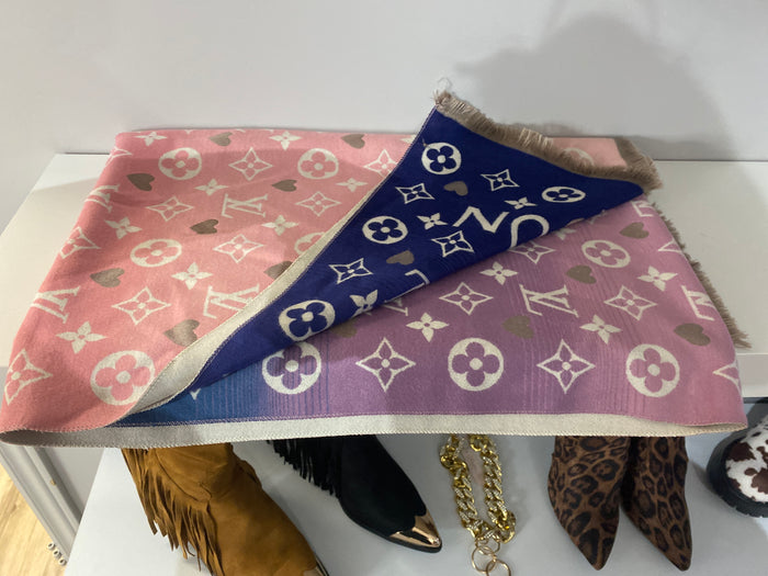 Ah25,422 Foulard designer Lv multicolor rose, bleu, violet et coeurs dorés