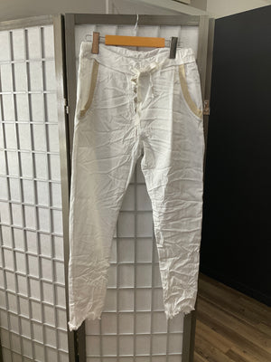 Pe25,130avril ,Pantalon blanc avec bouton et doré sur le bord des poches .Taille unique