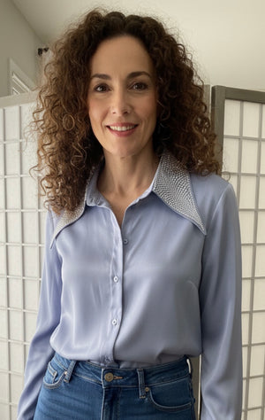 Pe26,32janv Chemisier bleu satiné avec pierres au collet angela Mara