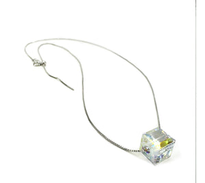 Collier de Jacqueline Kent avec cube en cristal multicolore JKN659.AB