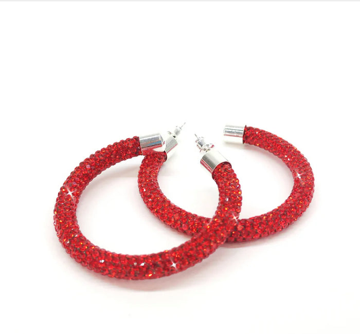 Boucles d’oreille recouvertes de cristaux rouges de Jacqueline Kent JKE533.RD