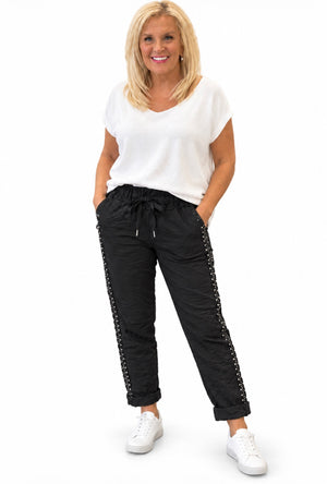 Ah26,126sept Pantalon noir avec studs sur les côtés