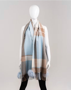 MMC224 ÉCHARPE TISSÉE BLEU PALE AVEC POMPONS EN FOURRURE DE RENARD SCCY08
