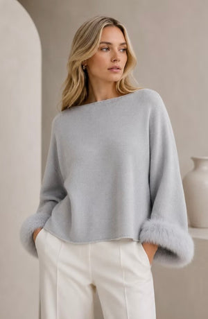 MMC211 PONCHO GRIS CLAIR EN TRICOT AVEC LUREX ET FOURRURE DE RENARD SUR LES MANCHES POIM70