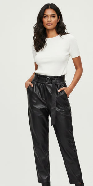 Ah26,117aout  Pantalon noir en cuir végane