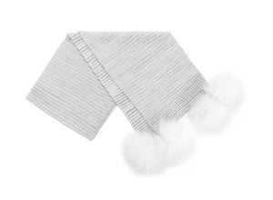 MMC214 FOULARD ARGENTÉ EN TRICOT CHUNKY AVEC LUREX ET POMPOMS EN FOURRURE DE RENARD SCA134