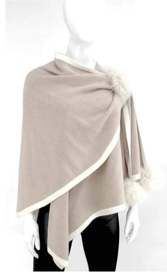 MMC53 Cape beige et ivoire avec pompons fourrure Mitchie's WRIM28