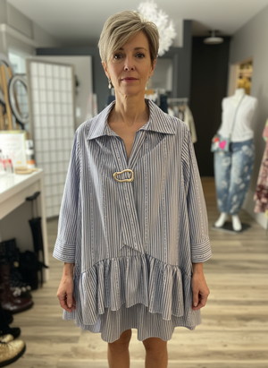 Pe26,28janv Tunique rayé bleu et blanc avec broche doré taille unique 48 pouces de buste