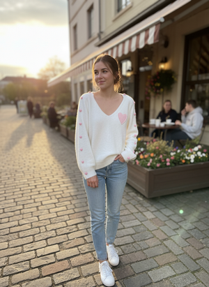 Pe26,17fev Haut blanc cassé avec cœur rose avec boutonnière sur les côtés