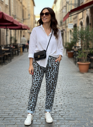 Pe26,118fev Pantalon bleu avec imprimé léopard