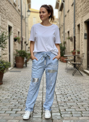 pe26,147fev Pantalon bleu ciel extensible avec écriture, paillettes, cristaux