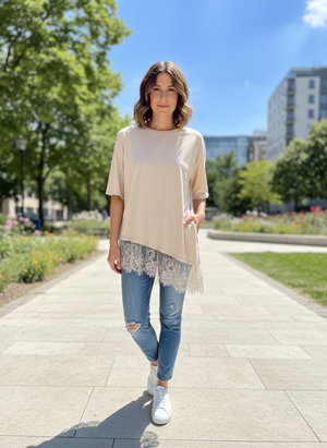 Pe26,36mai Haut beige avec dentelle au bas