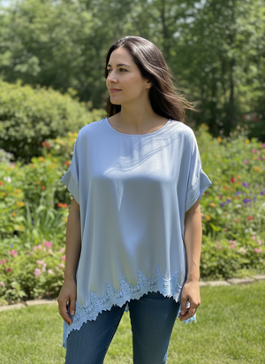 Pe26,39mai Haut bleu satiné avec broderie en bas