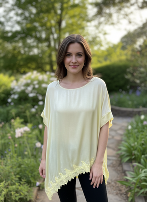 Pe26,41mai Haut jaune satiné avec broderie au bas