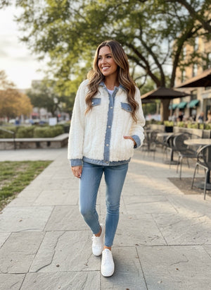 Pe26,300aout Manteau avec fourrure synthétique et jeans