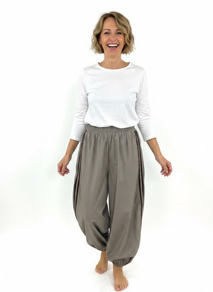 Ah26,112aout Pantalon taupe avec élastique au bas