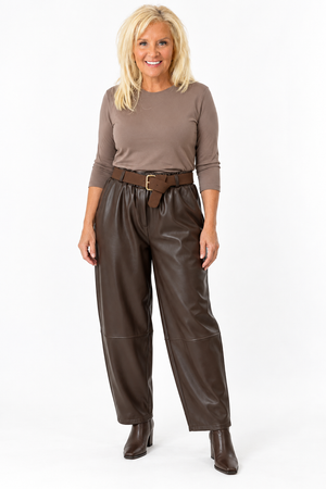 Ah26,101oct Pantalon brun en cuir végane ceinture inclus