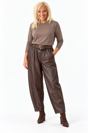Ah26,102oct  Pantalon brun rouge en cuir végane