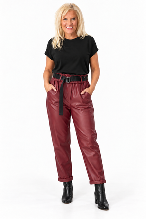 Ah26,104oct Pantalon bourgogne en cuir végane avec ceinture inclus