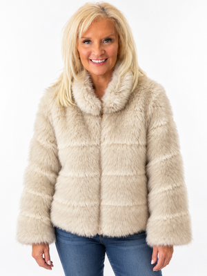 Ah26,311oct  Manteau beige en fourrure synthétique
