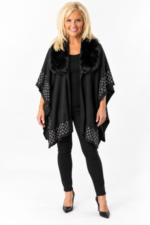 Ah26,326oct  Cape noir avec studs et fourrure synthétique au collet