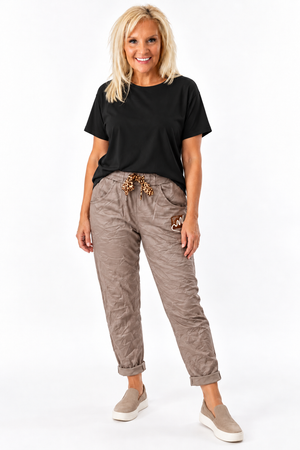 Ah26,122oct Pantalon grège en cuir végane cordon imprimé de léopard
