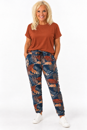 Ah26,123oct Pantalon fond bleu avec feuillage de couleurs Angela Mara