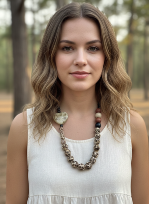 Collier Tom & Eva avec billes mocha, noir et coeur #1