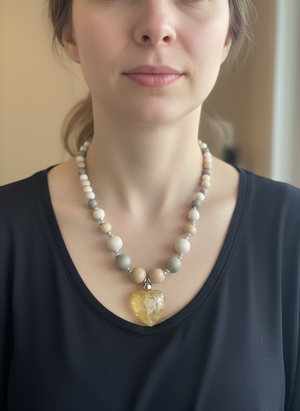 Collier Tom & Eva avec billes grises et cremes et coeur doré #2
