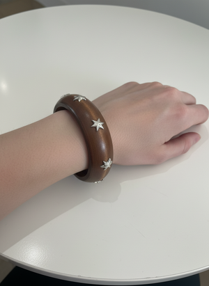 Bracelet Tom & Eva en bois mocha avec studs en étoile argentés #8