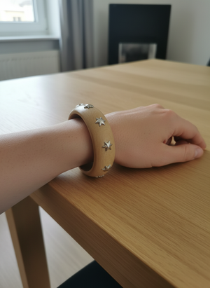 Bracelet Tom & Eva en bois naturel avec studs en étoile argentés #9