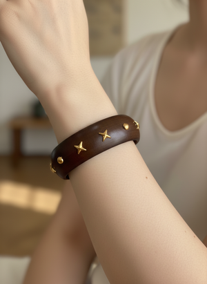 Bracelet Tom & Eva en bois mocha avec studs en étoile dorés #10