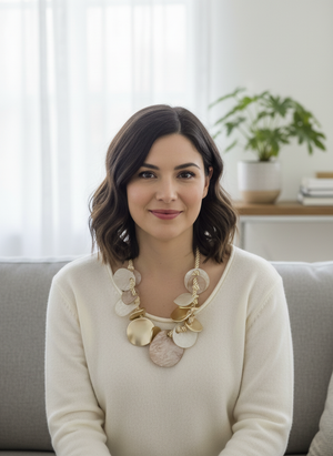 Collier Tom & Eva doré avec pastilles dorées, naturelles et crèmes #15