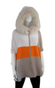 MMC156 PONCHO TAUPE ET ORANGE EN TRICOT COLORBLOCK AVEC CAPUCHE BORDÉE DE FOURRURE DE RENARD POYU41