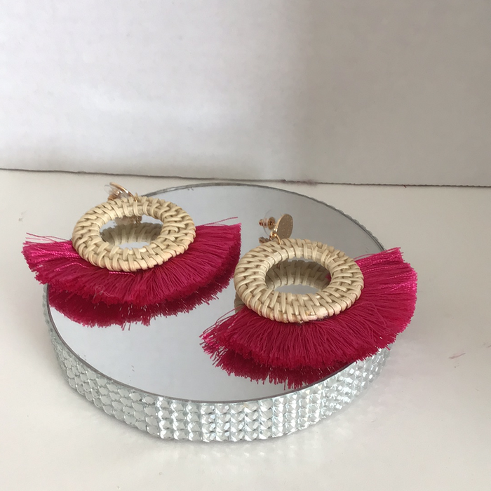 Boucle d’oreilles rotin et paille fushia#246b